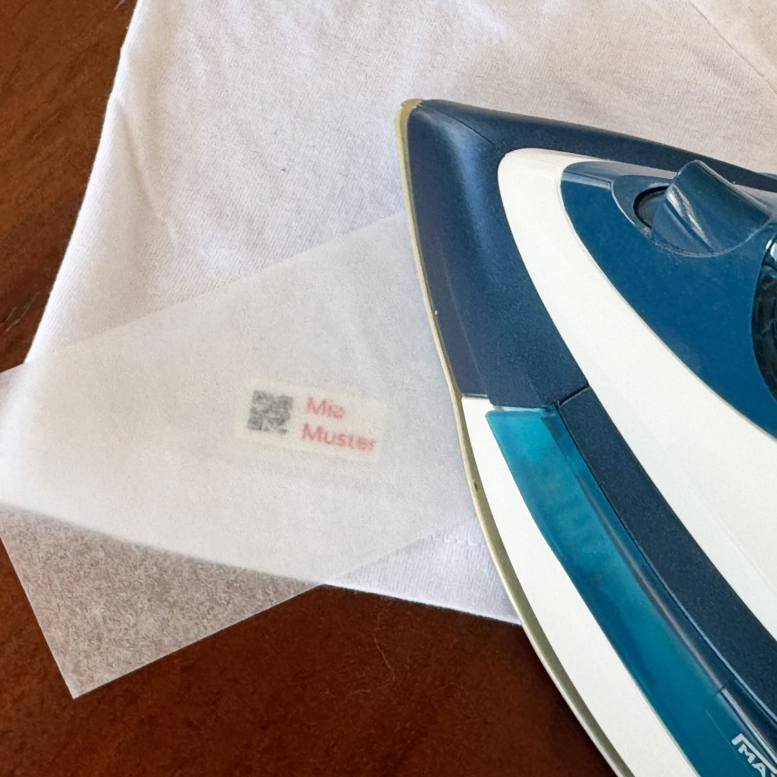 225 Stück Bügeletiketten mit QR Code 30x13 mm - kinder-druckerei.de